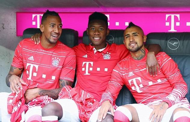 是在泳池中 是在泳池中