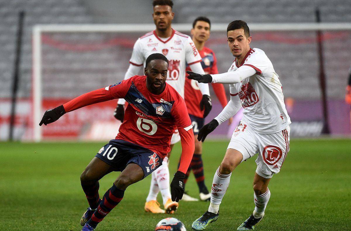 摆脱了此前 摆脱了此前